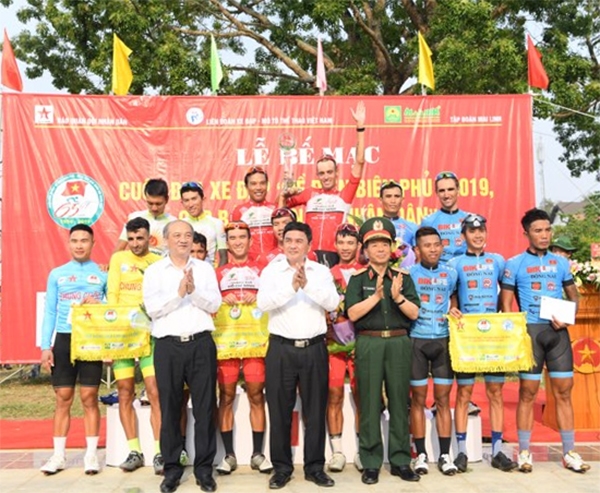Ban tổ chức trao giải cho các tay đua, đội đua đạt thành tích cao trong Cuộc đua xe đạp “Về Điện Biên Phủ 2019 - Cúp Báo Quân đội nhân dân”.